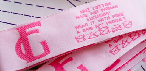 Kleideretikett mit Logo