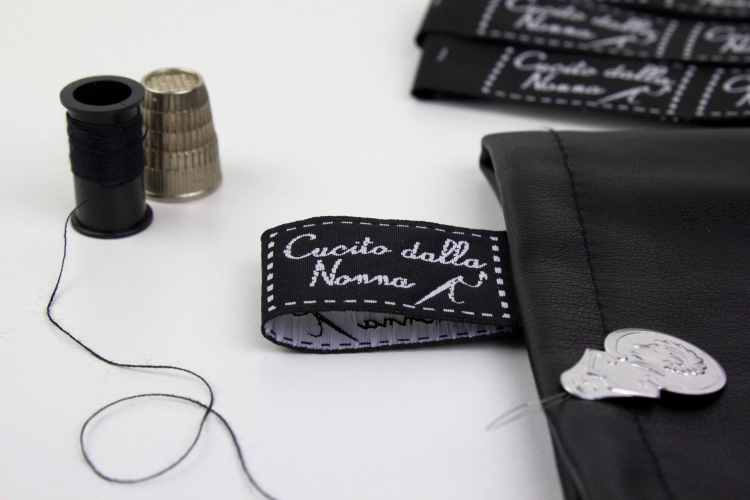 far produrre etichette personalizzate per gli abiti